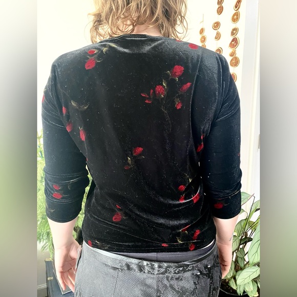 Vintage black velvet with red floral quarter length sleeve top - Picture 2 of 2